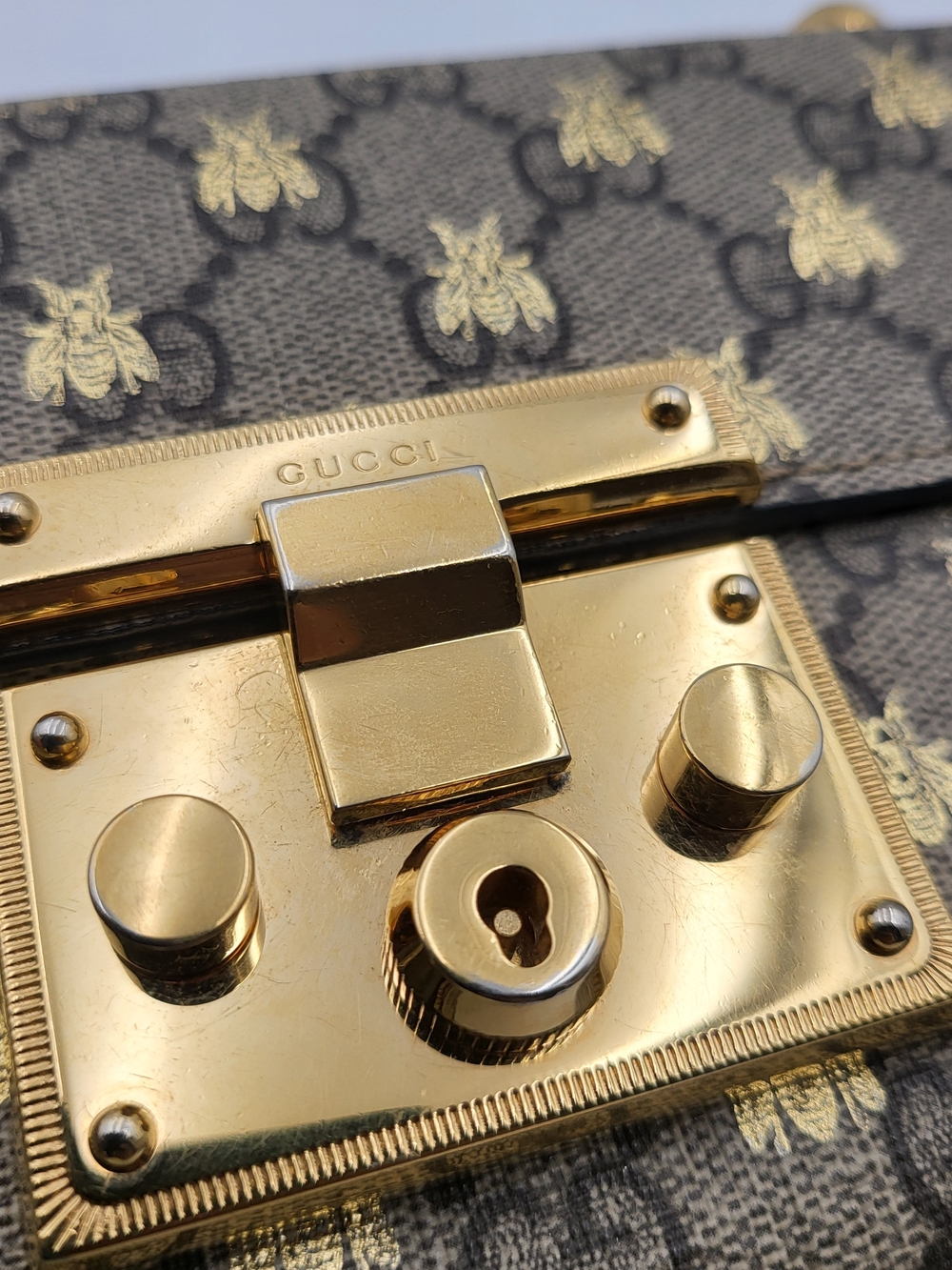Gucci GG Supreme Monogram Bee Padlock Small Bag Gold Hardware, Auth. w/COA.. - Picture 5 of 15